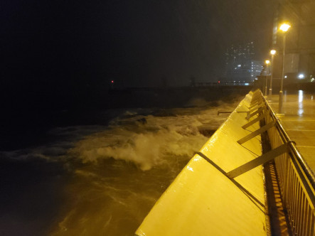 杏花邨海旁风雨交加。