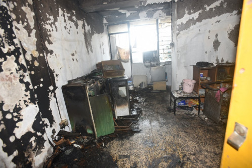 2016年西環觀龍樓發生四死縱火慘案，疑兇寓所大廳牆壁嚴重熏黑。資料圖片