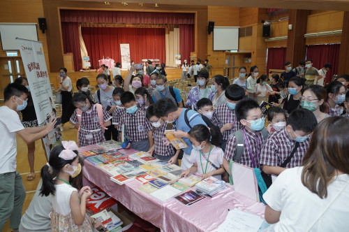 小型漂書活動深受學童歡迎，眾多學童積極參與。