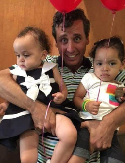 Ari Nagel與他的小孩。