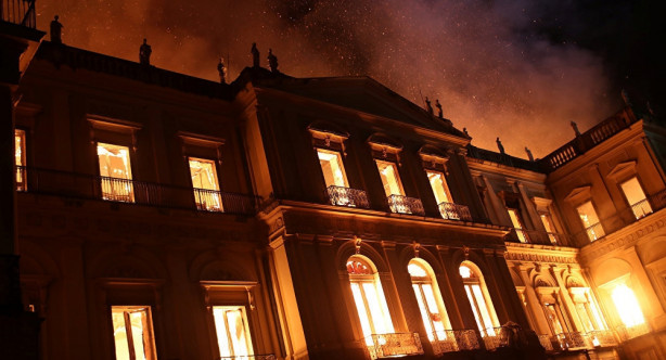 巴西國家博物館火勢相當猛烈，整棟建築物遭大火吞噬。（網圖）