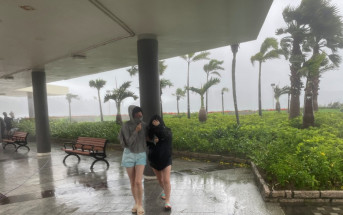 韦帕台风．十号风球直击｜杏花邨横风横雨巨浪拍岸 有居民无惧风雨到户外感受风力