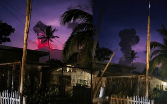 菲律賓坎拉翁火山爆發 噴出近5千米高火山灰 當局提高警戒級別