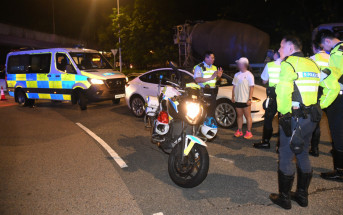 將軍澳警察電單車迴旋處捱撞 交通警擦傷送院 Tesla女司機受查