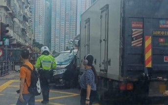 九龍城道七人車與貨車相撞 司機受傷