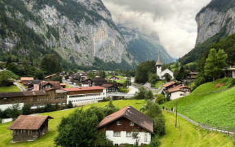 瑞士著名瀑布村塞滿遊客  當地擬收取入場費