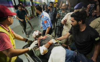 印度喀什米爾載有朝聖者的巴士遇襲擊 墮深谷致9人亡33人傷
