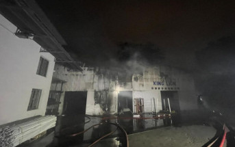 元朗三級火｜膠管廠鋅鐵皮廠房冒煙起火 61歲男員工全身燒傷送院
