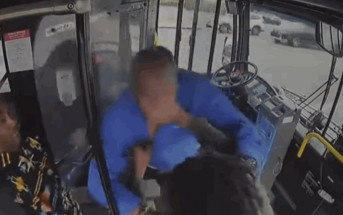 有片｜生死時速現實版 車長遭乘客拉出位狠毆 巴士無人駕駛直撞大樓