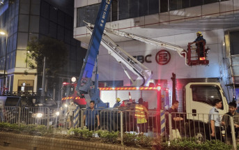 灣仔工程車升降台故障  兩工人被困「半空」