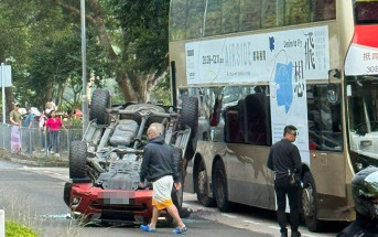 西貢大網仔路私家車撼巴士翻側 司機和乘客自行爬出解困