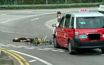 大角咀男子馬路上踩單車 遭的士撞倒受傷送院