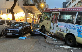 大埔安富道小巴疑失控狂衝百米 連環撞路牌及路邊車輛