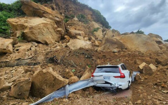 台灣基隆潮境公園入口「半片山」土石崩落　多輛人車受困至少2傷︱有片