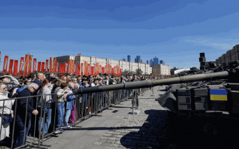 俄烏戰爭｜莫斯科展出繳獲烏克蘭武器萬人空巷  美製戰車成全場焦點