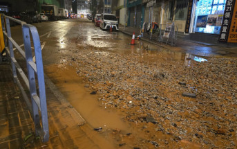 土瓜灣爆水管｜黃泥水湧出馬路變黃河 路面遺大量沙石 部分路段封閉