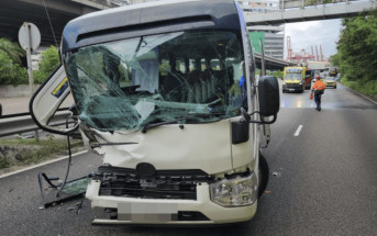 麗景小巴自炒撞分隔「風琴」 車頭撼至變形扭曲  司機輕傷送院