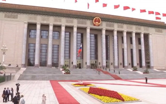普京訪華︱習近平人民大會堂舉行歡迎儀式  現場奏國歌鳴放禮炮