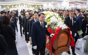 李兆基逝世︱梁振英及陳國基等10人扶靈  中午12時30分辭靈出殯