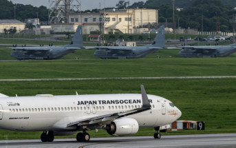 沖繩民航機轉降美軍基地   乘客被困機上逾11小時