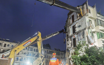 安徽民房倒塌致4死  居民靠床單4樓滑降逃難