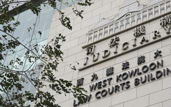 涉持千張「港幣五億元債券」伴友到港開戶被控  控方今撤回65歲老婦使用虛假文書罪