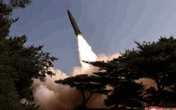 北韓昨試射新型導航系統戰術彈道導彈  金正恩在場觀摩稱極滿意