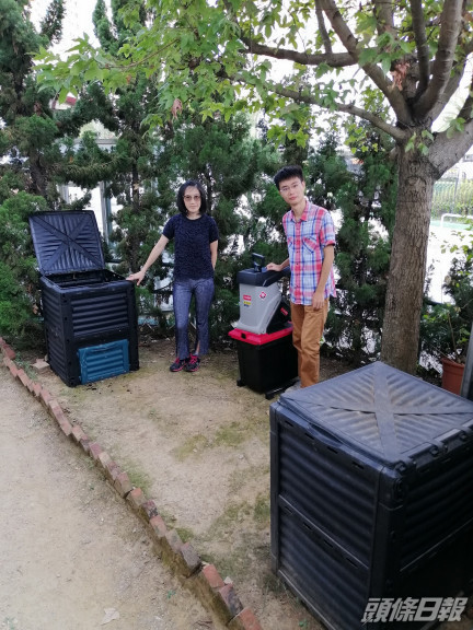 羅敏儀(左)與許信揚(右)指住宅回收園林廢物用作「就地堆肥」的所佔空間不多,只需用上數個堆肥箱及碎枝機等器材。THEi提供圖片