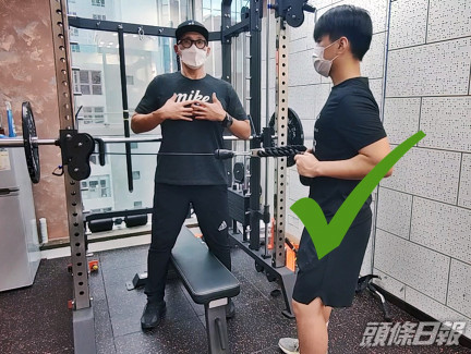站姿滑輪划船:正確動作--正確動作應分開雙腳、膝蓋微曲、手腕呈自然狀態,並維持重心,後拉時打開肩膀、收緊背肌。 陶法德攝