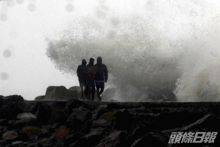 熱帶氣旋「尼瓦」登陸印度南部。AP圖片