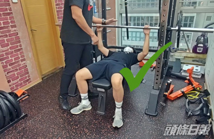 仰臥推舉:正確動作--正確動作需雙腳踩地、左右兩手平均分配、鎖緊手腕,維持推槓呼氣、落槓吸氣。 陶法德攝