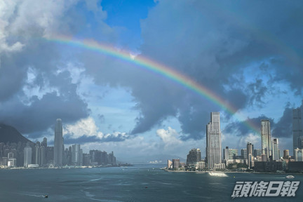 Doris Wan Sze Chung拍攝的「Colorful Bridge over the City」。世界氣象組織FB