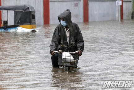 印度泰米爾納德邦欽奈出現水浸，街道變成澤國。AP圖片