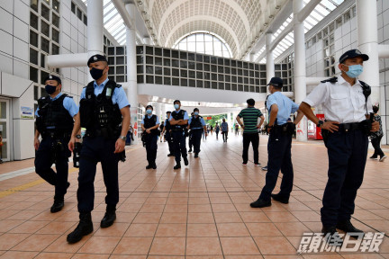 大批警員於票站戒備。