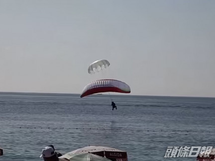 滑翔傘於在半空中相撞在半空中糾纏在一起，並雙雙墜入大海。路透社圖片