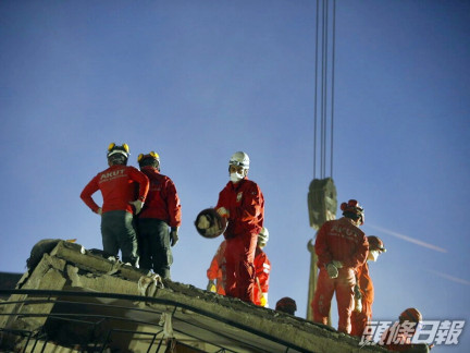 救援人員加緊在瓦礫中搜救。AP圖片
