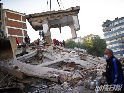 地震導致大量建築物倒塌。AP圖片