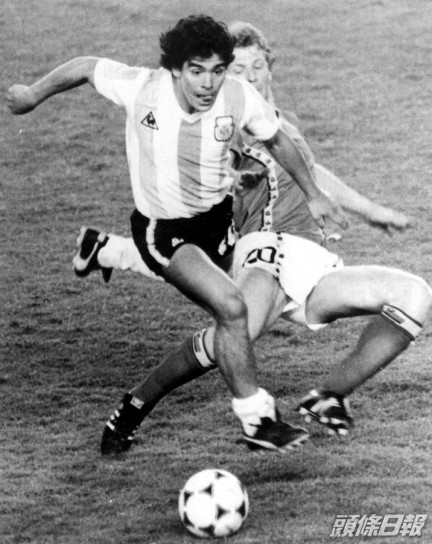 馬勒當拿出戰1982年世界盃賽事。AP資料圖片
