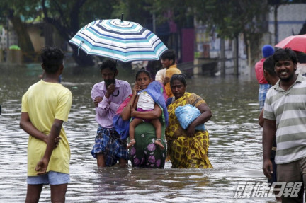 印度泰米爾納德邦欽奈出現水浸，街道變成澤國。AP圖片