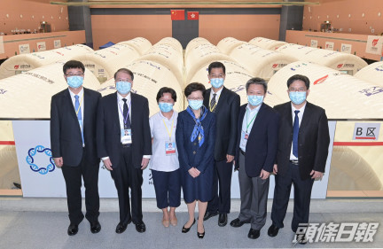 圖示林鄭月娥與支援隊總領隊李大川(右三)、實驗室總指揮唐美芳(左三)、支援隊(廣東組)隊長余德文(右二)、支援隊(福建組)隊長張永裕(左二)、支援隊(廣西組)隊長龐軍(右一)和衞健委醫療管理服務指導中心處長趙靖合照。政府新聞處圖片