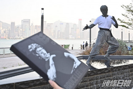 李小龍銅像穿上汗衫，重現李小龍在電影「唐山大兄」中的造型。