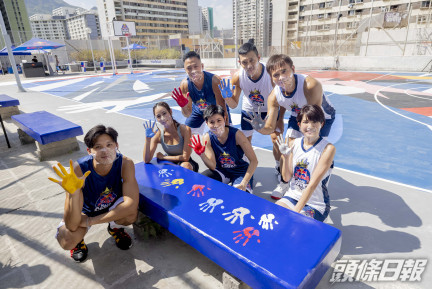 本地籃球名將吳柱業(上排右起)、潘志豪、李嘉耀、蘇尚瀛(前排左一)、卓婷(前排右二)等,在翻新後的籃球場打上手印。相片由公關提供