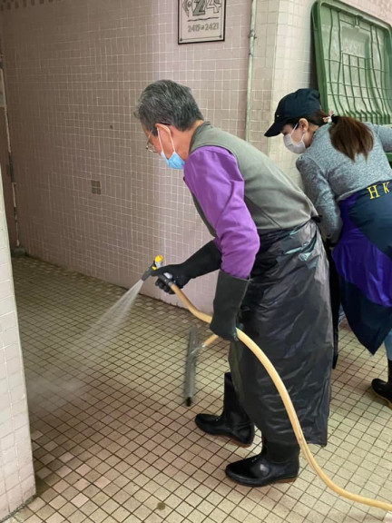 清潔工人清洗走廊等公共位置。何偉霖facebook圖片