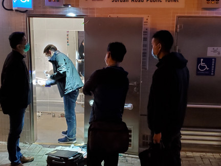佐敦道公廁馬桶疑遭炸毀 警檢玻璃樽追緝兩人