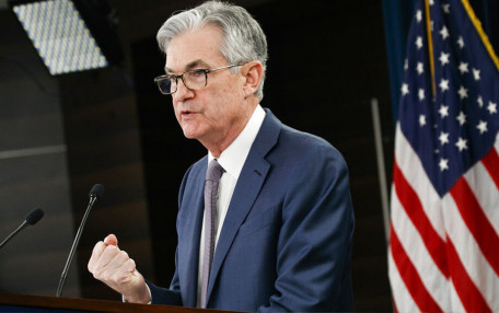聯儲局FOMC維持利率不變  料年內再加息1次 明年減息幅度遜預期
