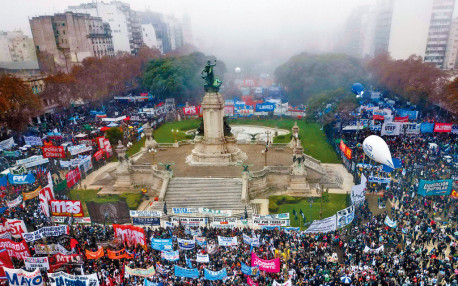 阿根廷參議院通過改革法案  數千民眾國會外示威