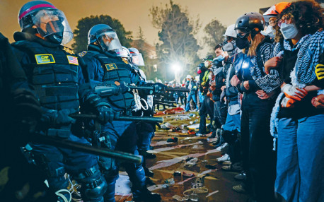 加州警夷平UCLA示威营地拘132人