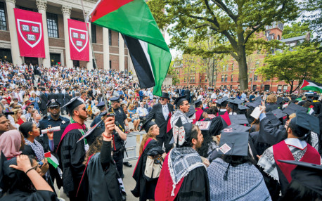哈佛畢業禮 逾千師生離場抗議