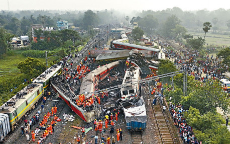 印度3列車相撞288死850傷