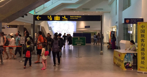 馬來西亞：官員駐守機場歡迎中國旅客到訪 – 中國 – 即時新聞 – 頭條日報 Headline Daily – 頭條日報 Headline Daily